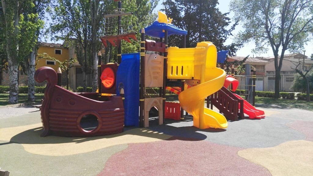 Parques infantiles, de actividad y complejos deportivas